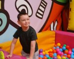 Dziecięca wyprawa pełna śmiechu i zabawy